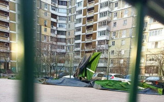 У Києві на Позняках вітер зніс штучне покриття спортивного майданчика