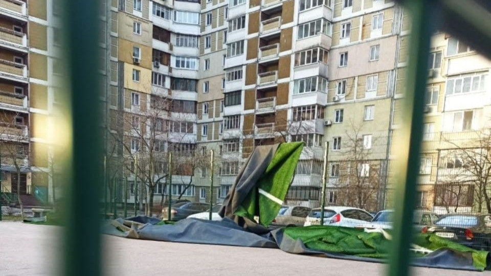 У Києві на Позняках вітер зніс штучне покриття спортивного майданчика
