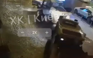 В Киеве коммунальщики снесли антипарковочные столбики, видео