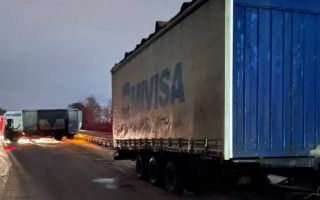 Серьезное ДТП под Киевом: дорогу не поделили фура и легковушка, фото