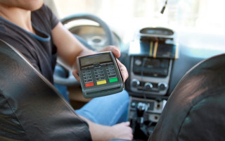 Таксистов обяжут установить кассовые аппараты: в Раде готовят законопроект