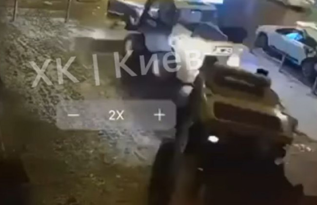 В Киеве коммунальщики снесли антипарковочные столбики, видео