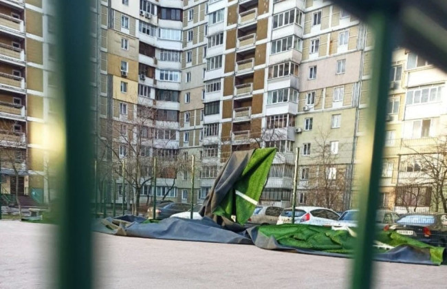 У Києві на Позняках вітер зніс штучне покриття спортивного майданчика