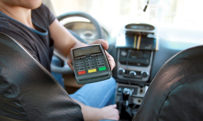 Таксистов обяжут установить кассовые аппараты: в Раде готовят законопроект