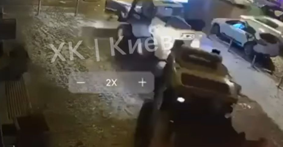 В Киеве коммунальщики снесли антипарковочные столбики, видео