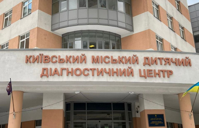 У медзакладі у Києві вимагали із лікарів хабарі та вносили фейкові дані про вакцинацію у Helsi