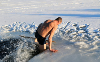 Врачи ответили, можно ли купаться в проруби на Крещение после COVID-19