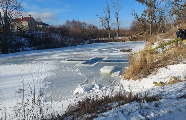 Окунулся в прорубь и утонул: под Киевом погиб мужчина во время купания на Крещение