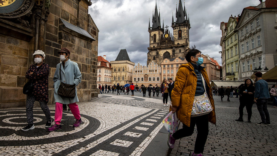 В Чехии отказались от планов по обязательной COVID-вакцинации жителей страны