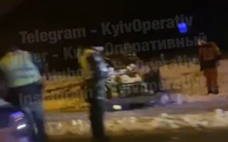 В Киеве произошло ДТП с опрокидыванием, видео
