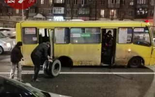 В Киеве на Шулявке маршрутка на ходу потеряла колесо