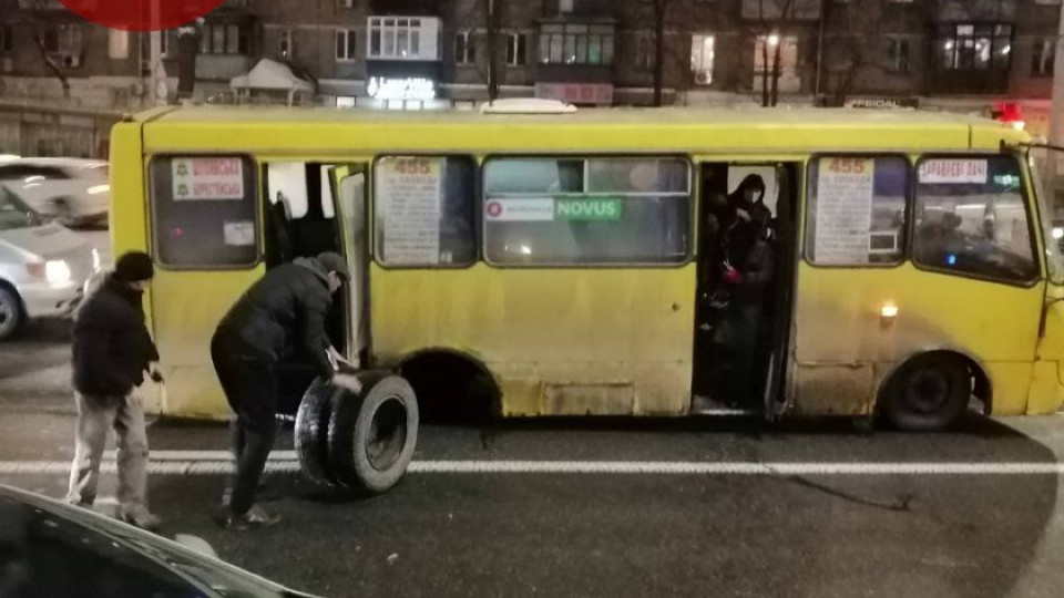 В Киеве на Шулявке маршрутка на ходу потеряла колесо