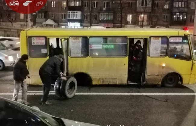 В Киеве на Шулявке маршрутка на ходу потеряла колесо