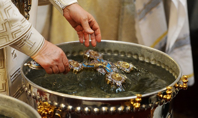 Праздник Крещения: что делать с остатками прошлогодней святой воды