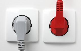 И дело даже не в электроэнергии: почему нельзя оставлять зарядку в розетке