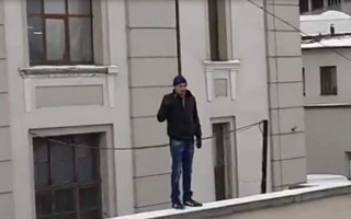 Во Львове на вокзале мужчина угрожал перерезать себе горло: видео