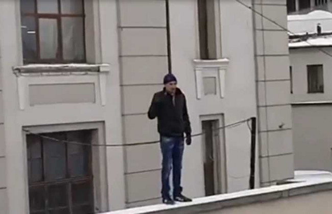 Во Львове на вокзале мужчина угрожал перерезать себе горло: видео