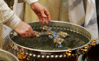 Праздник Крещения: что делать с остатками прошлогодней святой воды