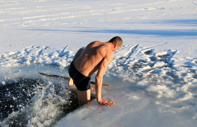 Врачи ответили, можно ли купаться в проруби на Крещение после COVID-19