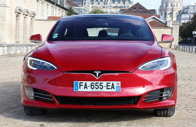 В США водителя Tesla впервые обвинили в убийстве из-за ошибки автопилота