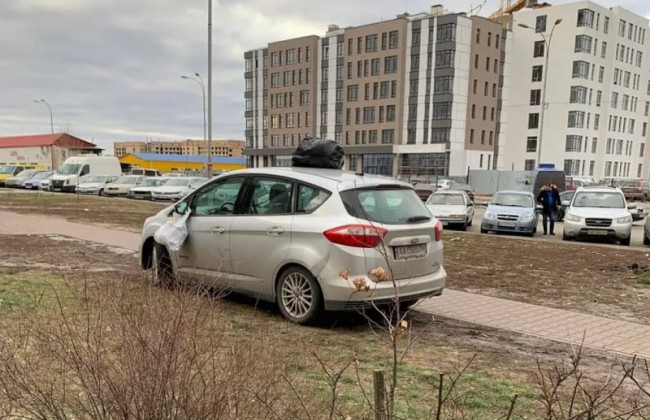 Оставили «подарки»: в Киеве наказали очередного «героя парковки», фото
