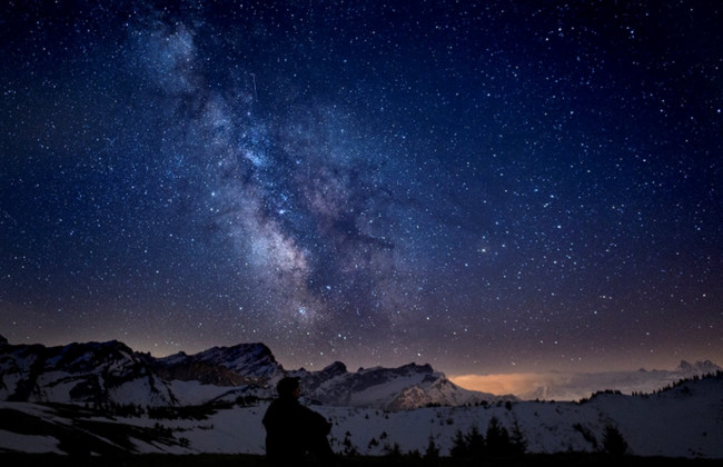 Колыбель для звезд: астрономы нашли черную дыру, где рождаются светила, видео