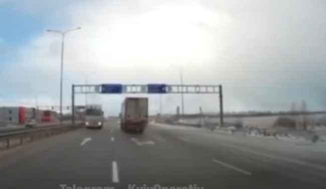 Перепутал полосу: водитель фуры удивил всех участников движения, видео