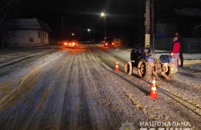 Под Киевом пенсионер толкал самодельный трактор и попал в ДТП
