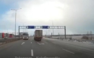 Перепутал полосу: водитель фуры удивил всех участников движения, видео