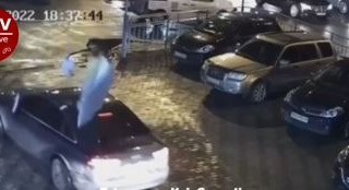 В Киеве часть фасада дома рухнула на авто: видео