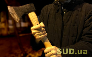 В Днепре «любитель искусства» охотился за картиной с топором в руках