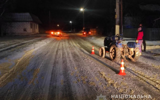 Под Киевом пенсионер толкал самодельный трактор и попал в ДТП