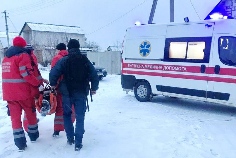 На Луганщині судові охоронці врятували життя чоловікові, який майже замерз на нічному морозі