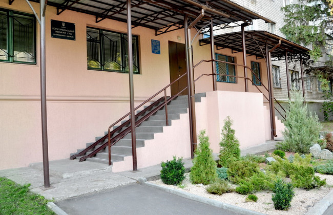 Неизвестный расписал стены здания напротив суда матерными словами в адрес судьи