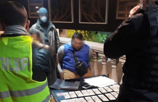 Хотели «помочь» с документами: в Киеве СБУ задержала мошенников