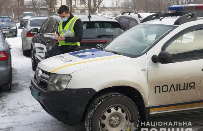 У Києві правопорушники облаштували незаконну парковку на території медзакладу