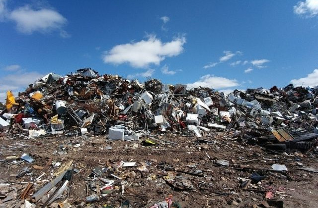 В Киеве на берегу озера заметили огромную свалку:  фото