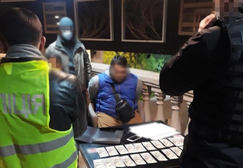 Хотели «помочь» с документами: в Киеве СБУ задержала мошенников