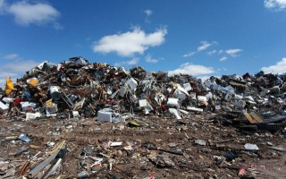 В Киеве на берегу озера заметили огромную свалку:  фото