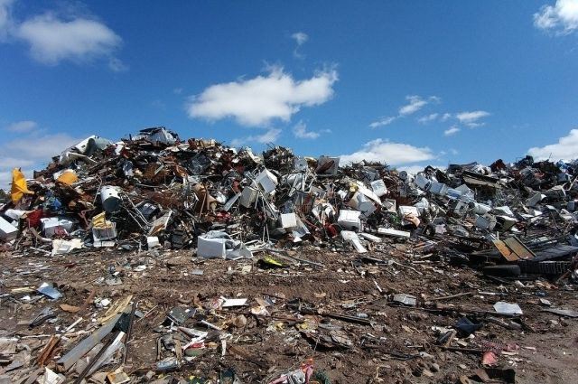 В Киеве на берегу озера заметили огромную свалку:  фото