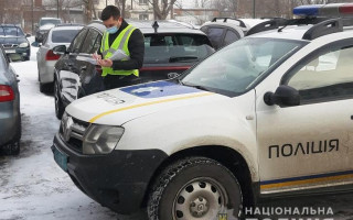 У Києві правопорушники облаштували незаконну парковку на території медзакладу