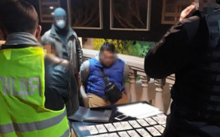 Хотели «помочь» с документами: в Киеве СБУ задержала мошенников