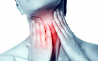 «Бьет» по дыхательным путям: назвали основные симптомы штамма «Омикрон»