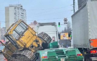 Странное ДТП в Киеве: с грузовика посреди дороги выпал огромный бульдозер
