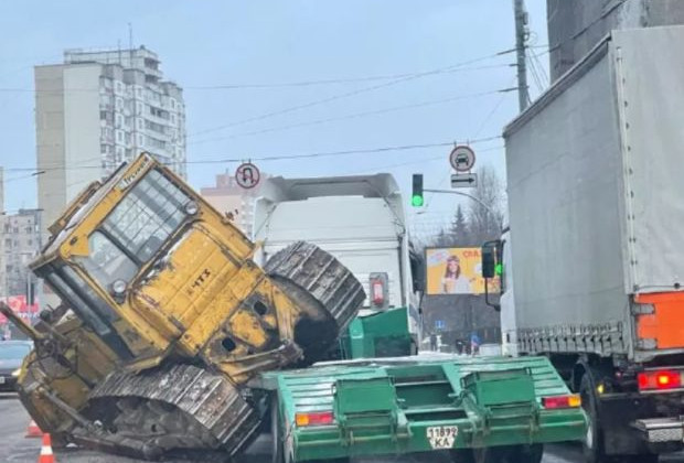 Странное ДТП в Киеве: с грузовика посреди дороги выпал огромный бульдозер