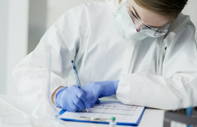 Не было COVID-прививки: в Италии отстранили от работы 2 тысячи медиков