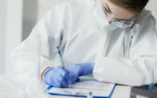 Не было COVID-прививки: в Италии отстранили от работы 2 тысячи медиков