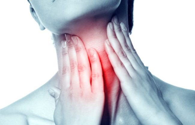 «Бьет» по дыхательным путям: назвали основные симптомы штамма «Омикрон»