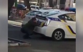 В Одессе мужчина хотел украсть номера у полиции, видео