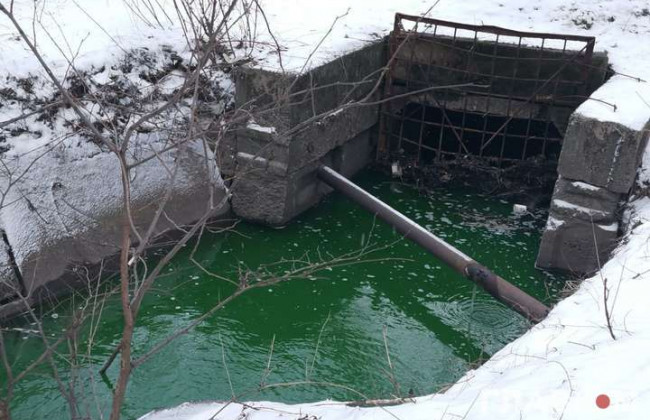 В Киеве река приобрела «ядовитый» цвет